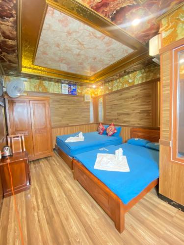 Cama o camas de una habitación en hotel NGỌC QUÍ