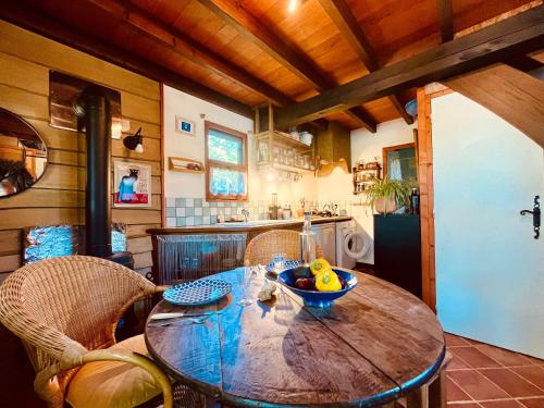 - une cuisine avec une table en bois et un bol de fruits dans l'établissement Le Perce Neige, à Durbans