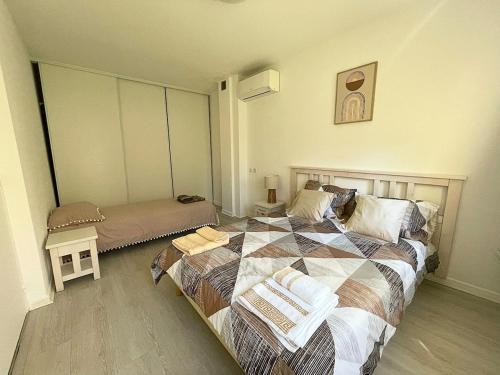 une chambre avec deux lits dans une pièce dans l'établissement Le Havre Doré Ile d'Or Vacancéole Residence, à La Londe-les-Maures