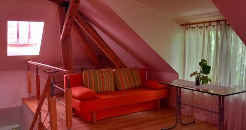 Et opholdsområde på Attic apartment in the center