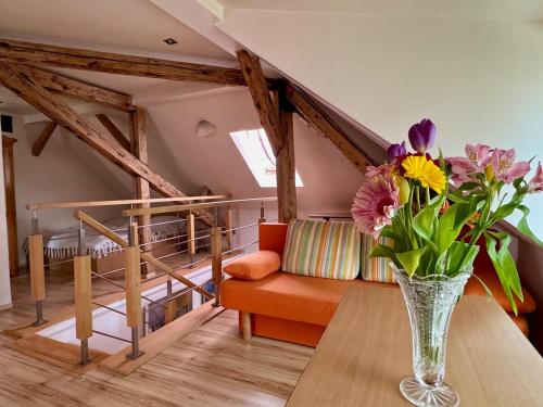 Et opholdsområde på Attic apartment in the center