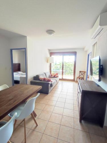 un salon avec un canapé, une table et des chaises dans l'établissement Appartement avec grande terrasse au centre ville d'Uzès, à Uzès