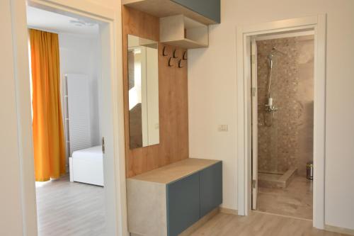 a bathroom with a sink and a mirror in a room at RoApart B2 Home Apartamente 2 și 3 camere terase spațioase vedere si parcare in Năvodari