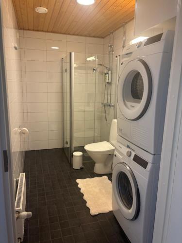 Ένα μπάνιο στο Comfy home, moottorisänky, kuivausrumpu, wifi