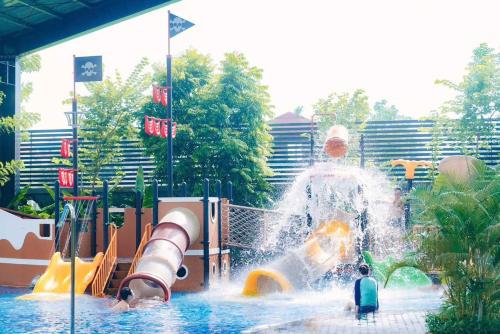 a water park with people playing in the water at Lynn Times Thanh Thuỷ hotspring-KS 35 tầng- My Home in Phú Thọ