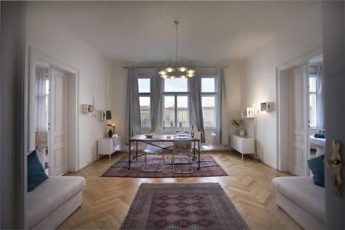Stunning Riverview Apartment