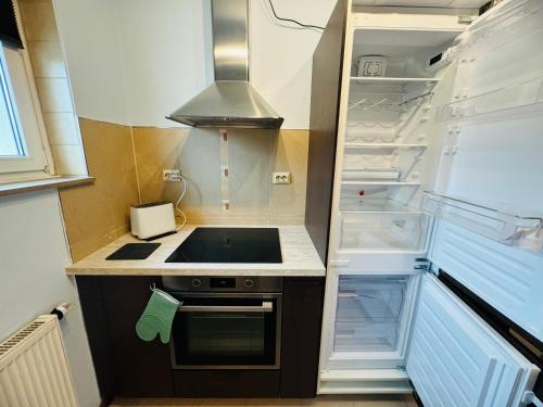 eine kleine Küche mit offenem Kühlschrank in der Unterkunft Große Ferienwohnung mit Traumküche I 24 h Check in I Free Parking in Bielefeld