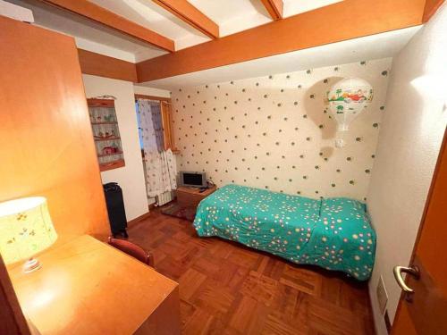 a small room with a bed and a wall at Ginestra in Pescasseroli