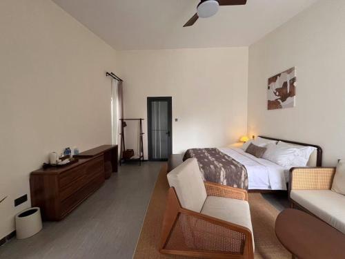 a hotel room with a bed and a couch at Yeza inn 悦在民宿 in Nairobi