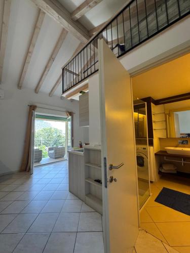 une cuisine avec une porte ouverte et un escalier dans l'établissement Apartment duplex in Eze sur Mer, à Èze