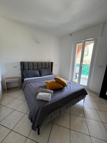 une chambre avec un lit avec deux serviettes dessus dans l'établissement Apartment duplex in Eze sur Mer, à Èze