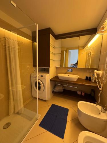 une salle de bain avec un lavabo, des toilettes et une douche dans l'établissement Apartment duplex in Eze sur Mer, à Èze