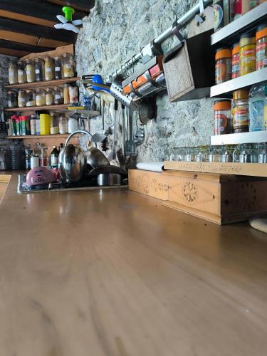 a kitchen with a counter and a counter top at Chalet d'alpage au coeur du Parc naturel du Queyras - exceptionnel in Valpreveyre