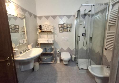 a bathroom with a sink and a shower and a toilet at Bilocale in strada Vestricciano Genna con giardino privato in Perugia