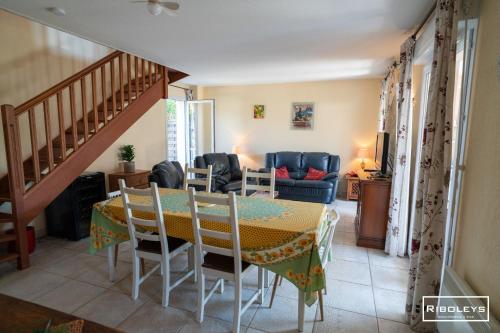 une salle à manger et un salon avec une table et des chaises dans l'établissement Spacieuse villa au cœur du Golf de Béziers, à Béziers