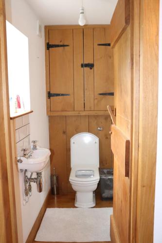 Koupelna v ubytování Delightful 4BD Home full of Flair Edenbridge Kent