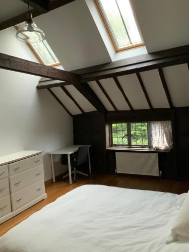 Postel nebo postele na pokoji v ubytování Delightful 4BD Home full of Flair Edenbridge Kent