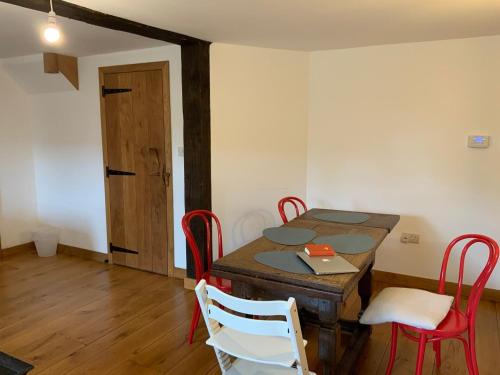 Posezení v ubytování Delightful 4BD Home full of Flair Edenbridge Kent