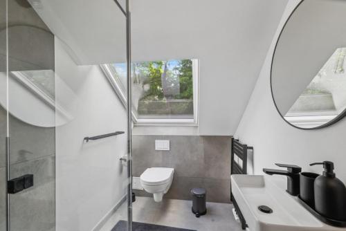 a bathroom with a toilet and a sink and a mirror at Dachgeschoss Traum Wohnung Ronsdorf 3 Zimmer in Wuppertal