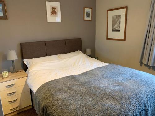 a bedroom with a bed and a nightstand and a bed sidx sidx at Superb One Bedroom Getaway in Dysart Kirkcaldy in Kirkcaldy