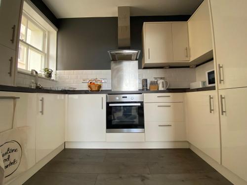 Kuchyň nebo kuchyňský kout v ubytování Spacious 2BD Flat with Stunning Views Folkestone