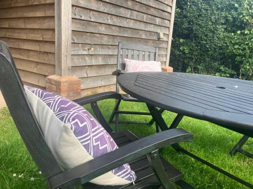 a picnic table and chairs in the yard at The Loft at Crown Cottage in Clifton upon Teme