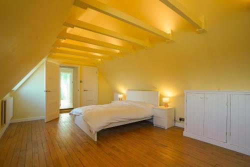 イプスウィッチにあるUnique 5BD Farm House Perfect for Relaxingのベッドルーム1室(ベッド1台、ナイトスタンド2つ、ランプ2つ付)