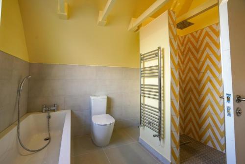 イプスウィッチにあるUnique 5BD Farm House Perfect for Relaxingのトイレと浴槽付きのバスルーム