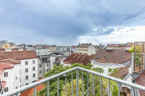 Penthouse Suites by JR City Apartments