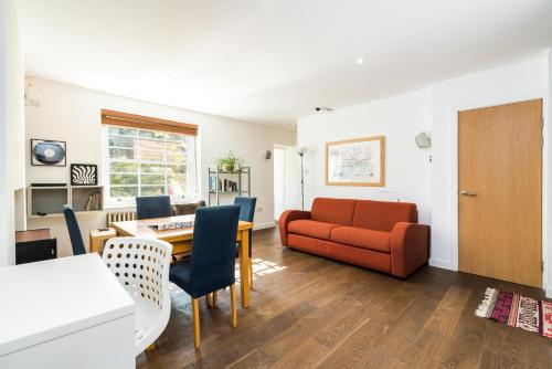 a living room with a table and a couch at Charming 2 Bedroom Apartment in Kentish Town in London