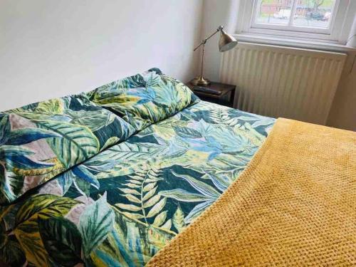 Postel nebo postele na pokoji v ubytování 2 Bed Self Contained Apartment Wrexham