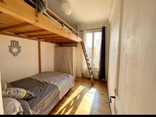 une chambre avec un lit superposé et une échelle dans l'établissement 3p proche Port, à Nice