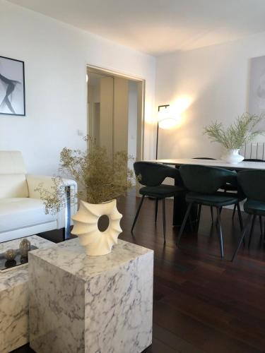 un salon avec une table et un canapé dans l'établissement Le confort et l'élégance à deux pas de Paris, à Cachan