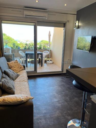 Antibes Secured Parc Velusine with private parking, Terrace, Pools and Tennis courts.