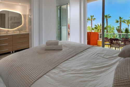 Postel nebo postele na pokoji v ubytování Luxe appartement met jacuzzi, uitzicht & zwembaden