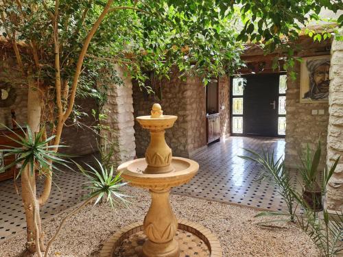 a fountain in the middle of a courtyard at Villa Riad Ahlam in Sidi Kaouki