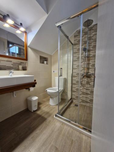 un bagno con doccia, WC e lavandino di Anna Maria Studios ad Agios Nikolaos