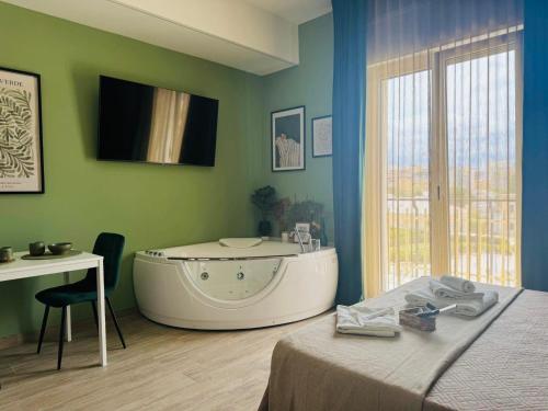 TV/trung tâm giải trí tại La Botanica Suite Apartment - Bari Central Station