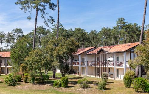 - une vue sur l'extérieur d'un complexe arboré dans l'établissement Appartement plage piscine tennis, à Ondres