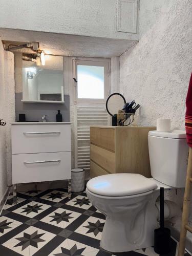 une salle de bain avec des toilettes blanches et un lavabo dans l'établissement Puntabe, à Lama