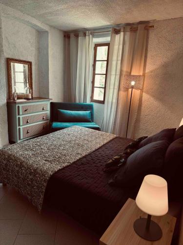 - une chambre avec un lit, une chaise et une commode dans l'établissement Puntabe, à Lama