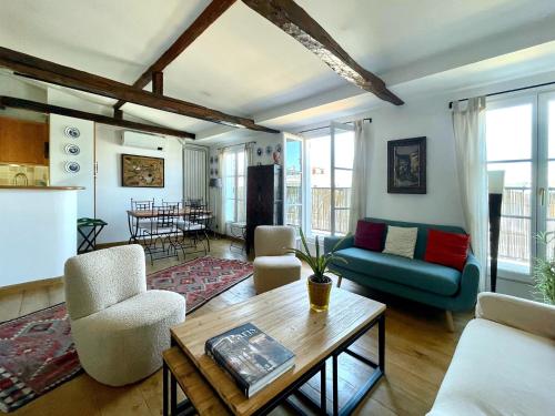 un salon avec un canapé et une table dans l'établissement Suite du Prince, 70 sqm AC lift terrace garage, à Paris