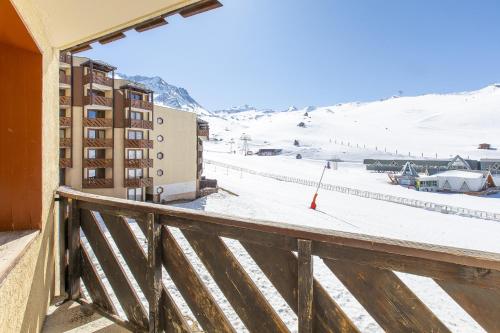 balcón con vistas a una montaña nevada en Appartements Ski in Ski out avec Balcon & Ambiance Cosy - Val Thorens, en Val Thorens