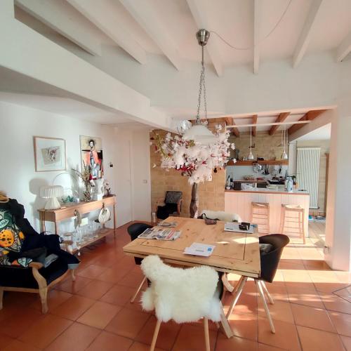 un salon avec une table et des chaises en bois dans l'établissement Maison de charme dans un environnement exceptionnel, à Vannes