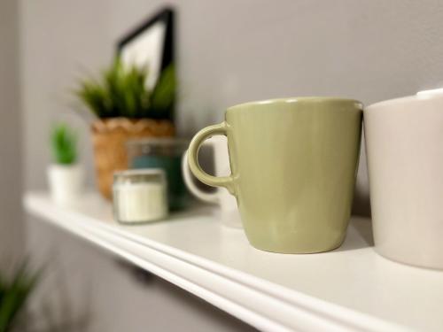 Příslušenství pro přípravu čaje a kávy v ubytování COZEE - Cozy 1-room Apartment with Netflix