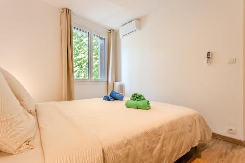 une chambre avec un lit avec deux animaux en peluche dessus dans l'établissement Nice Appartement 4pers à 2 pas de la promenade, à Nice