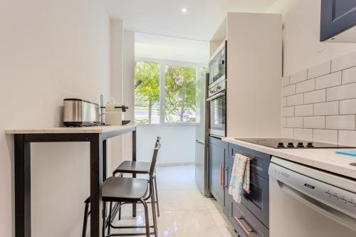 une cuisine avec un comptoir et une chaise dans l'établissement Nice Appartement 4pers à 2 pas de la promenade, à Nice