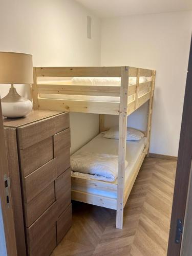 une chambre avec deux lits superposés et un bureau dans l'établissement T3 appart 50 metres des pistes, à La Salle Les Alpes