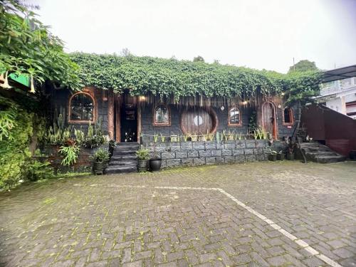 a building with vines growing on the side of it at de Pipo Bromo in Sukapura