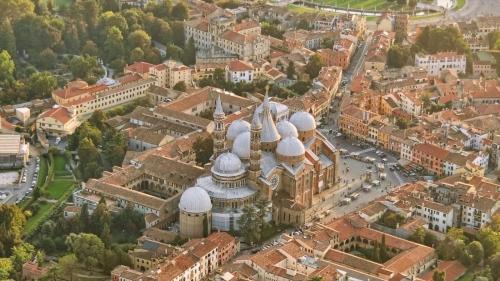 Vista generica su Padova o vista sulla città dall'interno dell'appartamento